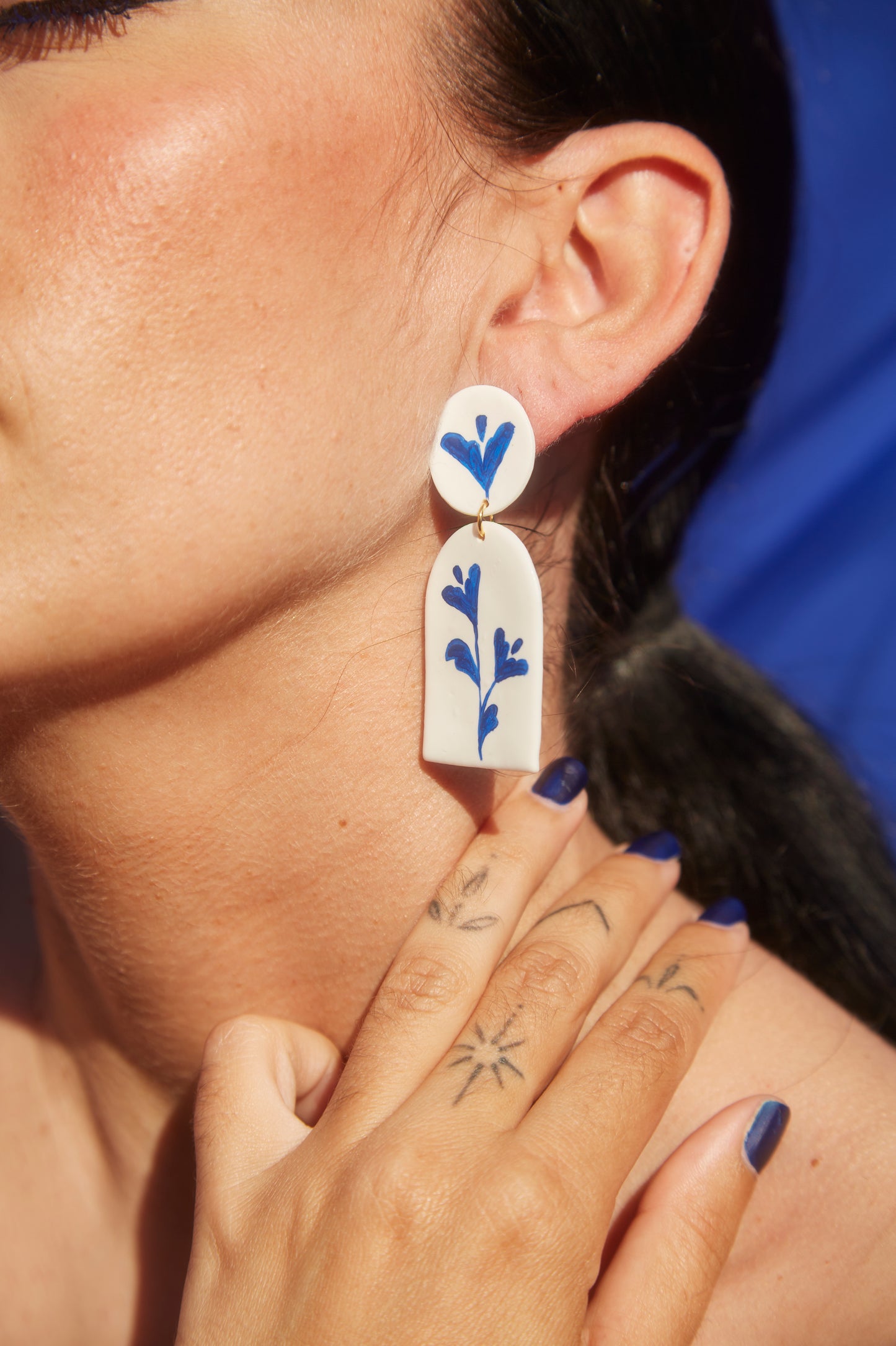 Hechos de cerámica polimérica, muy ligera para una comodidad excepcional.
Pintados a mano con detalles en azul vibrante.
Diseño colgante con herrajes dorados de alta calidad.
Perfectos para cualquier ocasión: desde looks casuales hasta eventos especiales.
Añade un toque de arte y sofisticación a tu estilo con estos pendientes únicos.