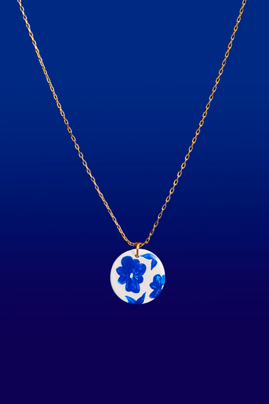 Hechos de arcilla polimérica, muy ligera para una comodidad excepcional.
Pintados a mano con detalles en azul vibrante.
Cadena y engarces bañados en oro.
