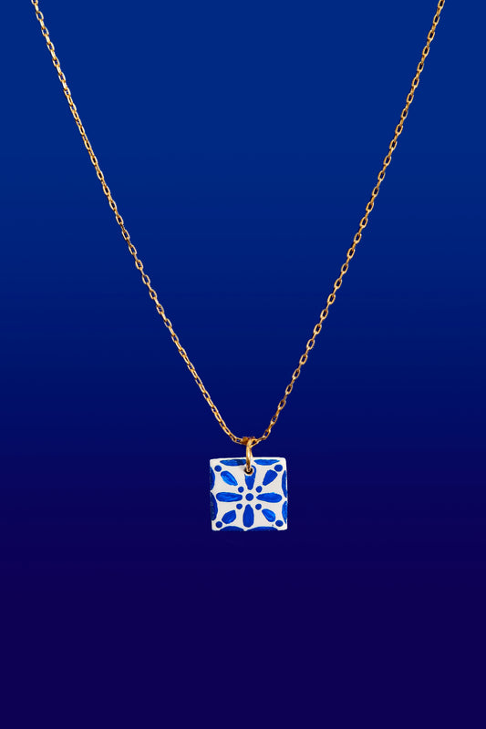 Hechos de arcilla polimérica, muy ligera para una comodidad excepcional.
Pintados a mano con detalles en azul vibrante.
cadena y engarces bañados en oro.
